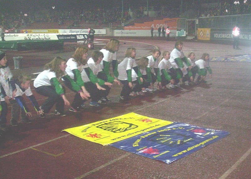 D-Juniorinnen des SV Steinhorst beim Auflaufen bei Eintracht Braunschweig