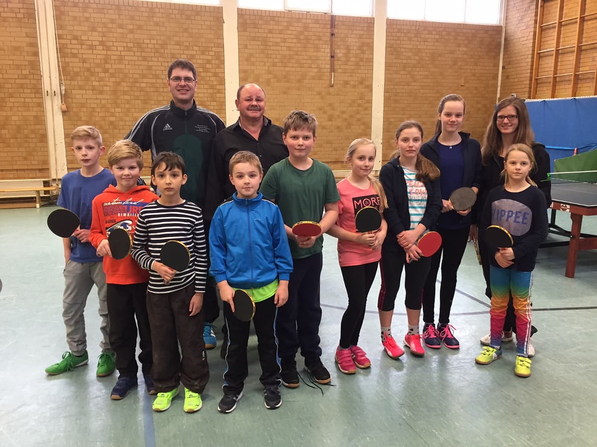 Übergabe neuer Tischtennisschläger an Tischtennisnachwuchs des SV Steinhorst